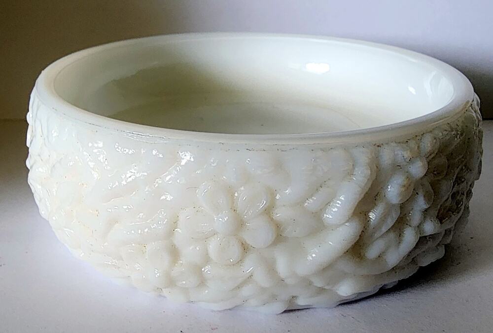 FLAW READ 1972 Avon Love Nest Milk Glass Soap Dish Trinket Holder White VTG